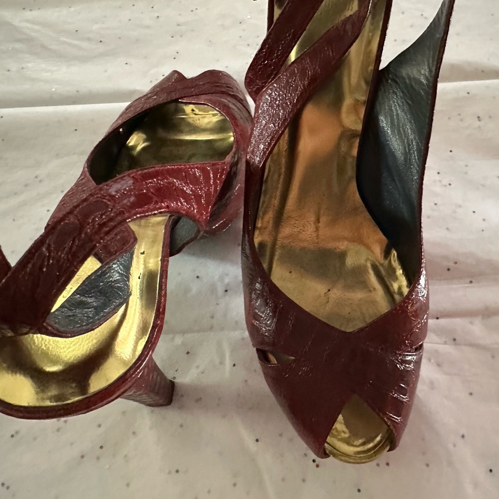 Stuart Weisman, red ankle strap heal - Picture 3 of 7